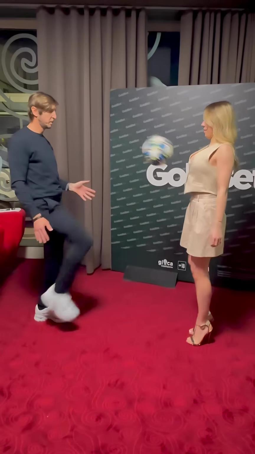 女记者和安布互相颠球有时太丰满感觉也不好颠球啊~